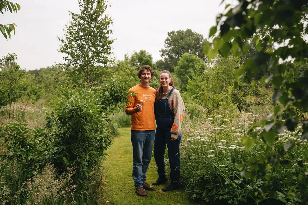 Ruud en Merel samen in de tuin