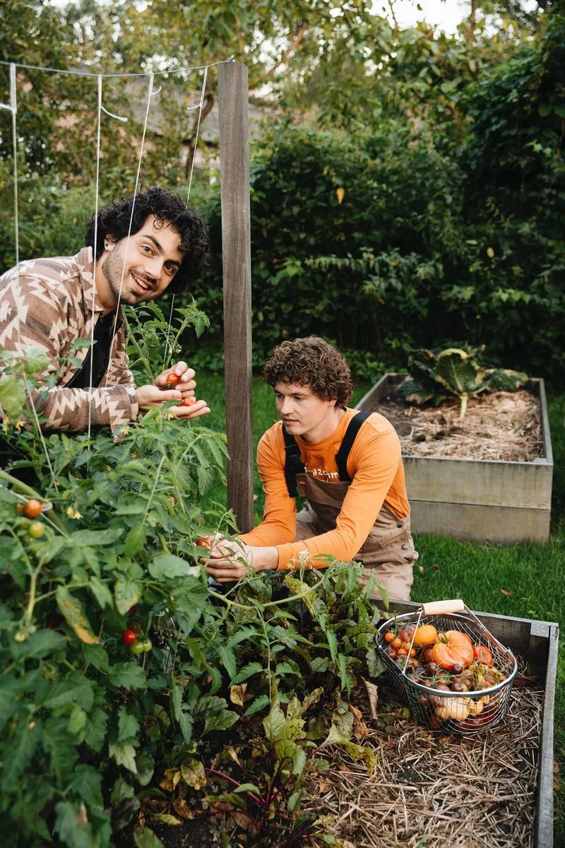 Joris en Ruud in de moestuin